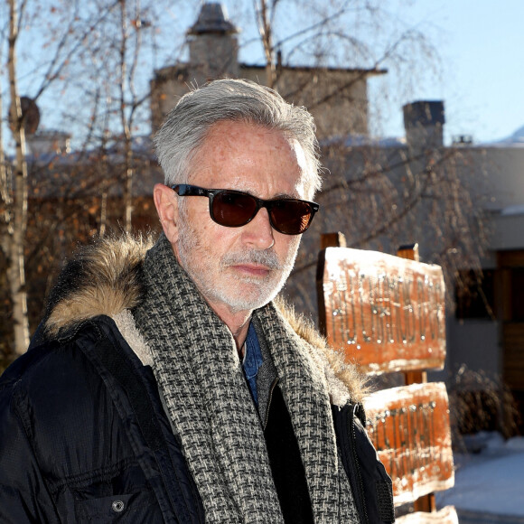 Thierry Lhermitte lors d'un photocall à la 25ème édition du Festival international du film de comédie de l'Alpe d'Huez le 18 janvier 2022. © Dominique Jacovides / Bestimage
