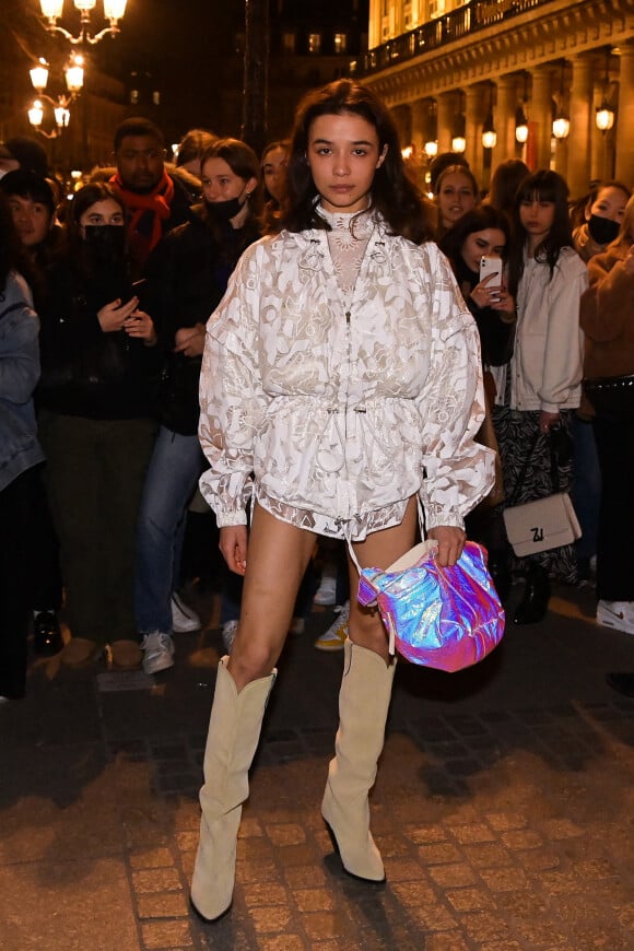 Photo : Alexa Chung arrive au Jardin du Palais-Royal pour assister au  défilé de mode Isabel Marant, automne-hiver 2022/2023. Paris, le 3 mars  2022 © Federico Pestellini / Panoramic / Bestimage - Purepeople