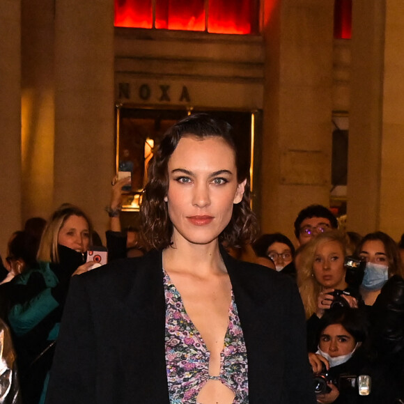 Alexa Chung arrive au Jardin du Palais-Royal pour assister au défilé de mode Isabel Marant, automne-hiver 2022/2023. Paris, le 3 mars 2022 © Federico Pestellini / Panoramic / Bestimage