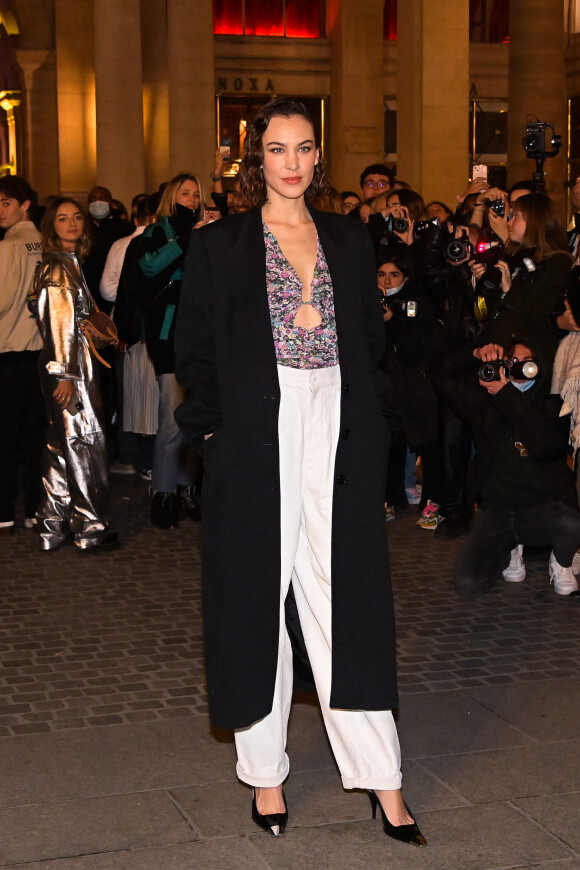 Alexa Chung arrive au Jardin du Palais-Royal pour assister au défilé de mode Isabel Marant, automne-hiver 2022/2023. Paris, le 3 mars 2022 © Federico Pestellini / Panoramic / Bestimage