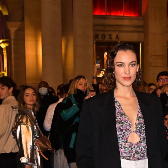Alexa Chung arrive au Jardin du Palais-Royal pour assister au défilé de mode Isabel Marant, automne-hiver 2022/2023. Paris, le 3 mars 2022 © Federico Pestellini / Panoramic / Bestimage