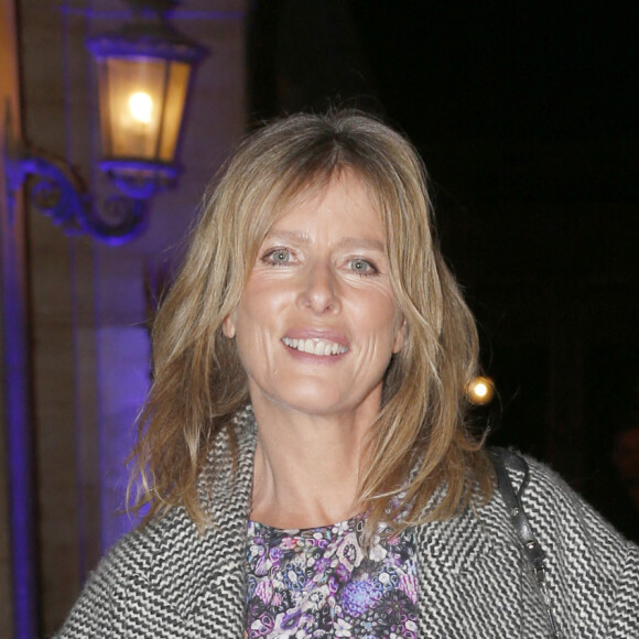 Karin Viard arrive au Jardin du Palais-Royal pour assister au défilé de mode Isabel Marant, automne-hiver 2022/2023. Paris, le 3 mars 2022 © Christophe Aubert via Bestimage