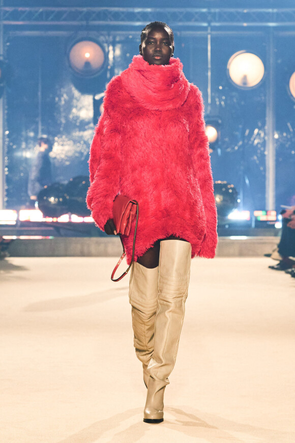 Photo : Alexa Chung arrive au Jardin du Palais-Royal pour assister au  défilé de mode Isabel Marant, automne-hiver 2022/2023. Paris, le 3 mars  2022 © Federico Pestellini / Panoramic / Bestimage - Purepeople