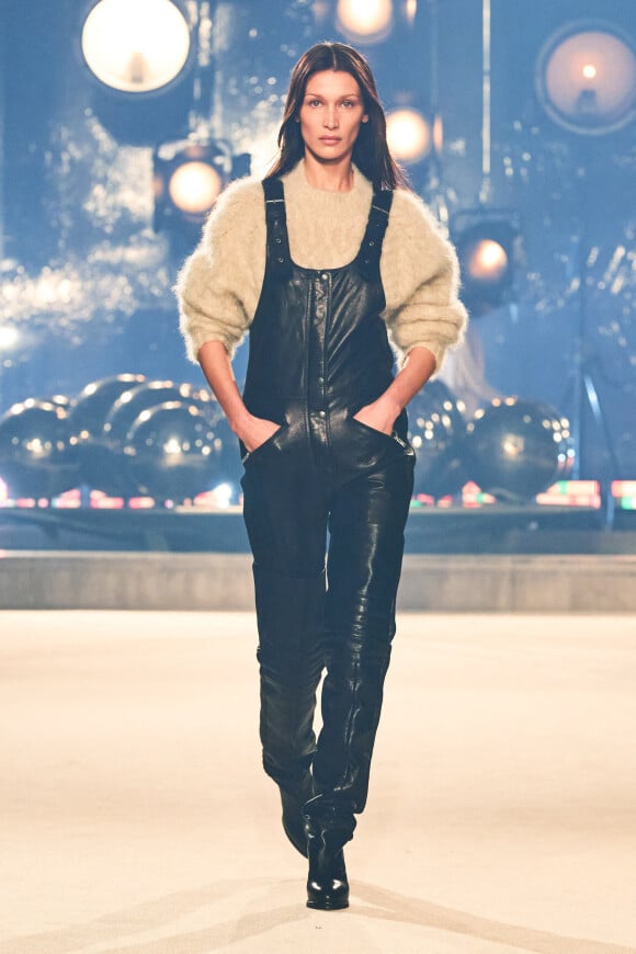Photo : Alexa Chung arrive au Jardin du Palais-Royal pour assister au  défilé de mode Isabel Marant, automne-hiver 2022/2023. Paris, le 3 mars  2022 © Federico Pestellini / Panoramic / Bestimage - Purepeople