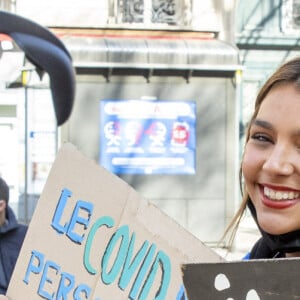 Exclusif - Giulia Le Ruyet-Marcassus (fille de A.Marcassus et F.Le Ruyet) et Vittoria de Savoie (princesse de Carignan et marquise d'Ivrée, fille de E.P. de Savoie, C.Courau) lors d'une manifestation de lycéens scolarisés dans des établissements privés et hors contrat qui s'inquiètent pour le BAC 2021 en raison de la pandémie de Covid-19 (coronavirus) sur la place Jacques Bainville à Paris, France, le 23 mars 2021. © Jack Tribeca/Bestimage