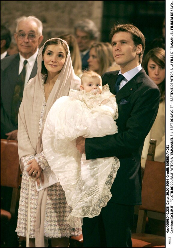 Le prince Emmanuel Philibert de Savoie et Clotilde Courau lors du baptême de leur fille aînée la princesse Vittoria, en Italie, 2005.