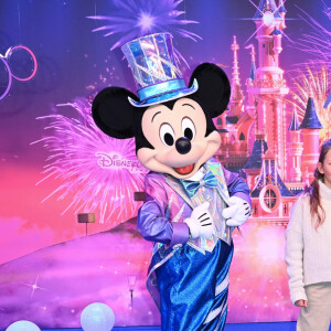 Natasha Poly et sa fille Aleksandra Christina Bakker - People au 30ème anniversaire du parc d'attractions Disneyland Paris à Marne-la-Vallée. Le 5 mars 2022 © Coadic Guirec / Bestimage 