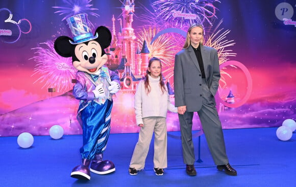 Natasha Poly et sa fille Aleksandra Christina Bakker - People au 30ème anniversaire du parc d'attractions Disneyland Paris à Marne-la-Vallée. Le 5 mars 2022 © Coadic Guirec / Bestimage 