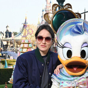 Anaïs Demoustier et Nora Hamzawi - People au 30ème anniversaire du parc d'attractions Disneyland Paris à Marne-la-Vallée. Le 5 mars 2022 © Coadic Guirec / Bestimage 