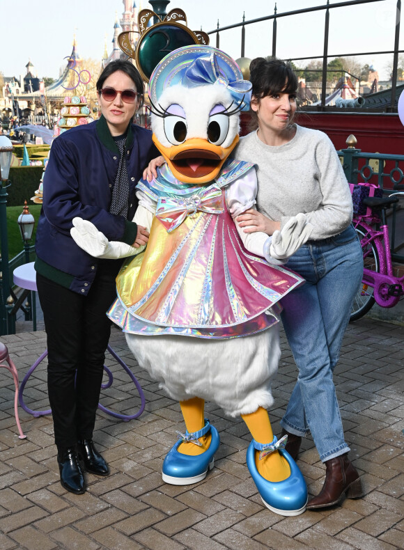 Anaïs Demoustier et Nora Hamzawi - People au 30ème anniversaire du parc d'attractions Disneyland Paris à Marne-la-Vallée. Le 5 mars 2022 © Coadic Guirec / Bestimage 