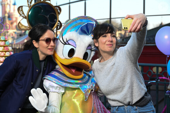 Anaïs Demoustier et Nora Hamzawi - People au 30ème anniversaire du parc d'attractions Disneyland Paris à Marne-la-Vallée. Le 5 mars 2022 © Coadic Guirec / Bestimage 