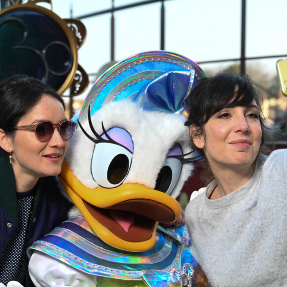Anaïs Demoustier et Nora Hamzawi - People au 30ème anniversaire du parc d'attractions Disneyland Paris à Marne-la-Vallée. Le 5 mars 2022 © Coadic Guirec / Bestimage 