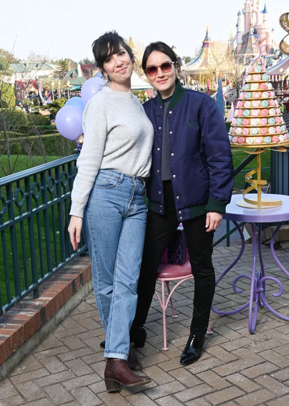 Nora Hamzawi et Anaïs Demoustier - People au 30ème anniversaire du parc d'attractions Disneyland Paris à Marne-la-Vallée. Le 5 mars 2022 © Coadic Guirec / Bestimage 