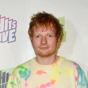 Ed Sheeran pose dans les studios de Hits Radio Live à Liverpool, le 19 novembre 2021. 