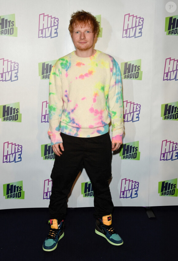 Ed Sheeran pose dans les studios de Hits Radio Live à Liverpool, le 19 novembre 2021. 