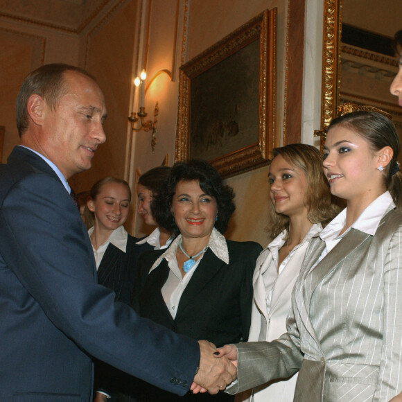 Vladimir Poutine saluant les gymnastes olympiques dont Alina Kabaeva le 6 octobre 2007
