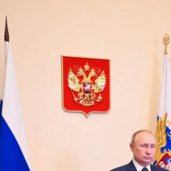 Le président russe Vladimir Poutine participe à une cérémonie pour hisser un drapeau national russe à bord du ferry du maréchal Rokossovsky via une liaison vidéo depuis la résidence de Novo-Ogaryovo à Moscou, Russie, le 4 mars 2022.