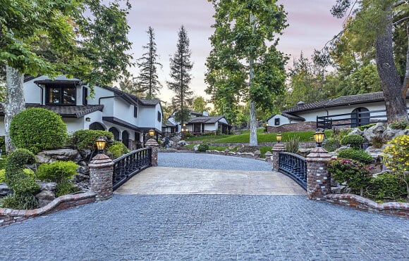 La maison du rappeur Drake, située dans le quartier de Hidden Hills à Los Angeles, est à vendre pour près de 13,6 millions d'euros.