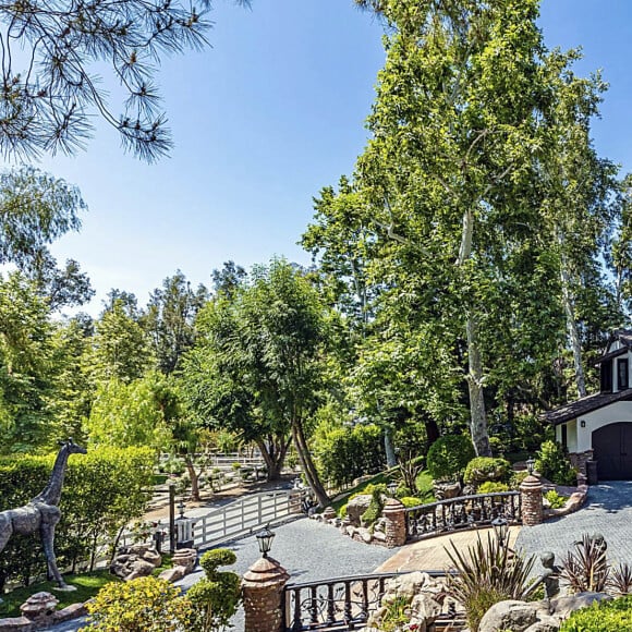 La maison du rappeur Drake, située dans le quartier de Hidden Hills à Los Angeles, est à vendre pour près de 13,6 millions d'euros.