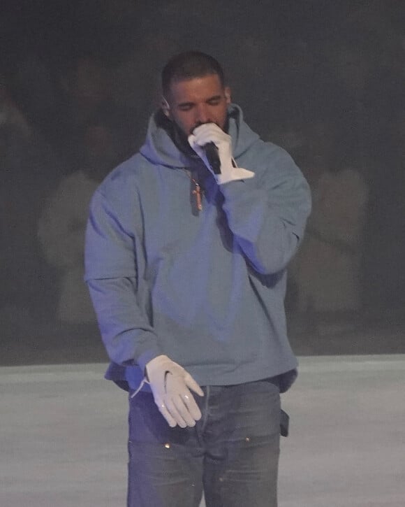 Kanye West (YE) et Drake sur scène pour le concert caritatif "Free Larry Hoover" au Memorial Coliseum de Los Angeles, le 9 décembre 2021. 