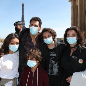 Tomer Sisley, ses enfants, Liv Shaya et Levin, sa femme Sandra et son fils Dino - Arrivées des people à la manifestation de soutien à la famille de Sarah Halimi sur la place du Trocadéro à Paris le 25 avril 2021. © Cyril Moreau/Bestimage