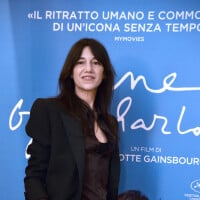 Charlotte Gainsbourg : Chemisier ouvert et look décontracté à Milan