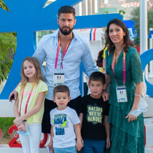 Exclusif - Olivier Giroud avec sa femme Jennifer et leurs enfants, Jade, Evan et Aaron, arrivent au Pavillon France à l'expo universelle Expo Dubaï 2020, à Dubaï, Emirats Arabes Unis