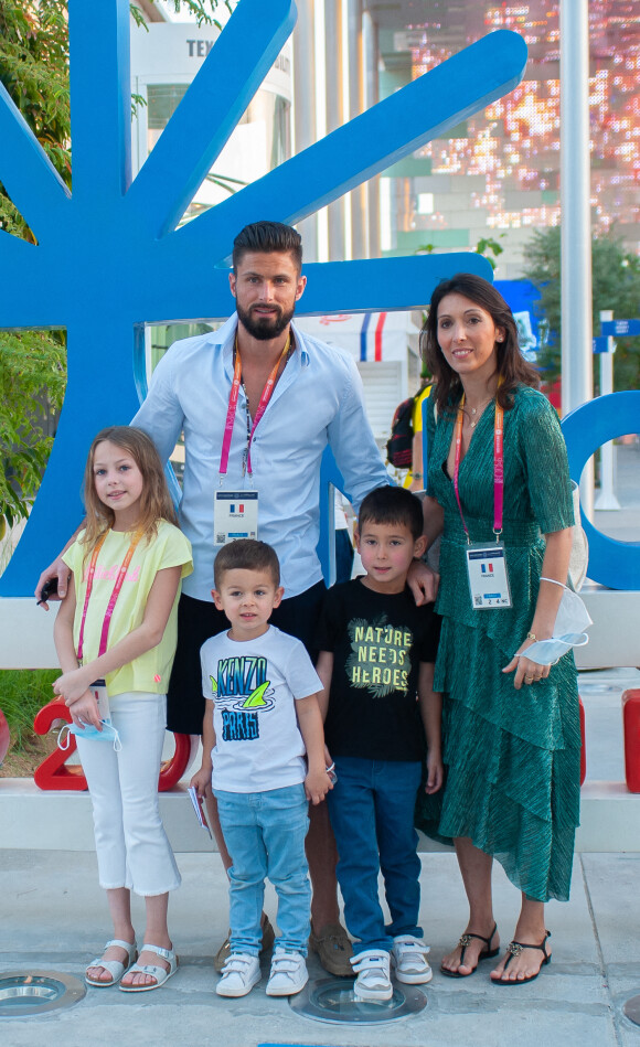 Exclusif - Olivier Giroud avec sa femme Jennifer et leurs enfants, Jade, Evan et Aaron, arrivent au Pavillon France à l'expo universelle Expo Dubaï 2020, à Dubaï, Emirats Arabes Unis