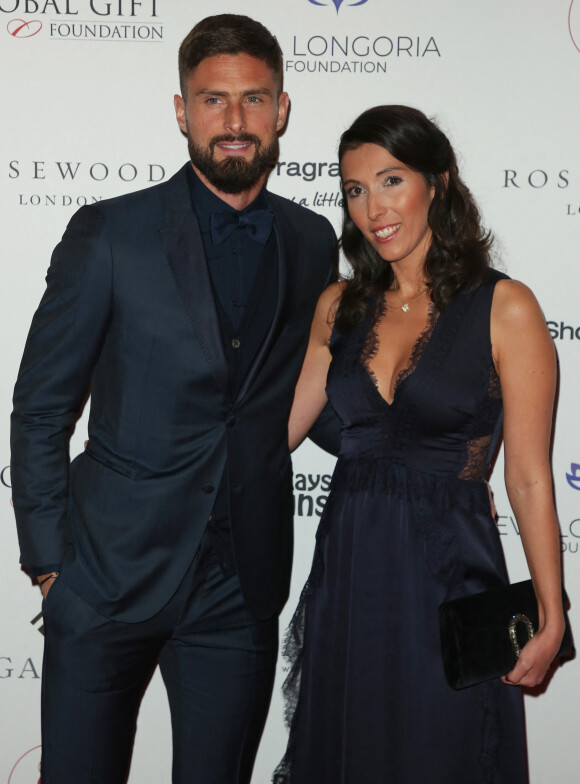 Olivier Giroud et sa femme Jennifer Giroud posent lors du photocall de la soirée Global Gift à Londres le 2 novembre 2018.