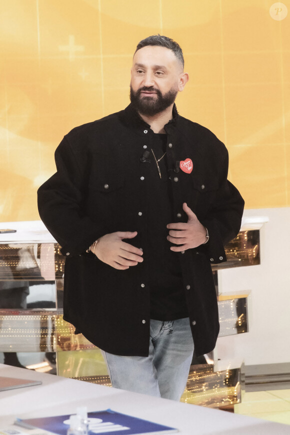 Exclusif - Cyril Hanouna sur le plateau de l'émission Touche pas à mon poste (TPMP) diffusée en direct sur C8 le 18 janvier 2022 © Jack Tribeca / Bestimage 