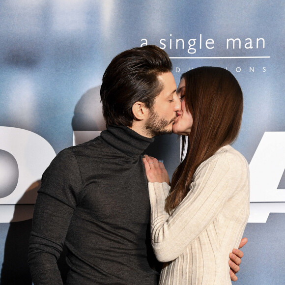 Pierre Niney et sa compagne Natasha Andrews à la première du film "Goliath" au cinéma UGC Normandie à Paris, le 8 mars 2022. © Pierre Perusseau/Bestimage