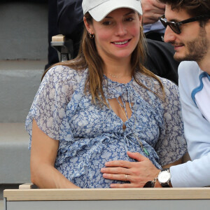 Pierre Niney et sa compagne Natasha Andrews (enceinte) - Célébrités dans les tribunes des internationaux de France de tennis de Roland Garros à Paris, France, le 9 juin 2019. © Jacovides-Moreau/Bestimage