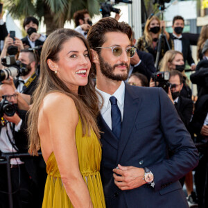 Pierre Niney et sa femme Natasha Andrews - Montée des marches du film " OSS 117 : Alerte rouge en Afrique Noire " lors du 74ème Festival International du Film de Cannes. © Borde-Jacovides-Moreau / Bestimage