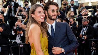 Pierre Niney et Natasha Andrews au saut du lit : le couple dans l'intimité, en pyjama et culotte