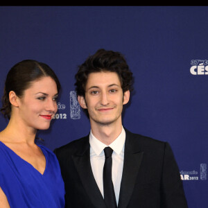 Pierre Niney et sa compagne Natasha Andrews aux César en 2012.