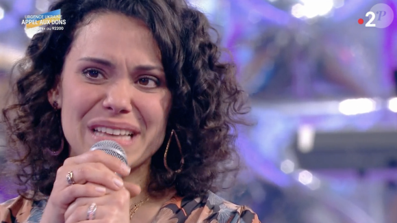 Une candidate fond en larmes dans "N'oubliez pas les paroles" en évoquant son mari malade - France 2