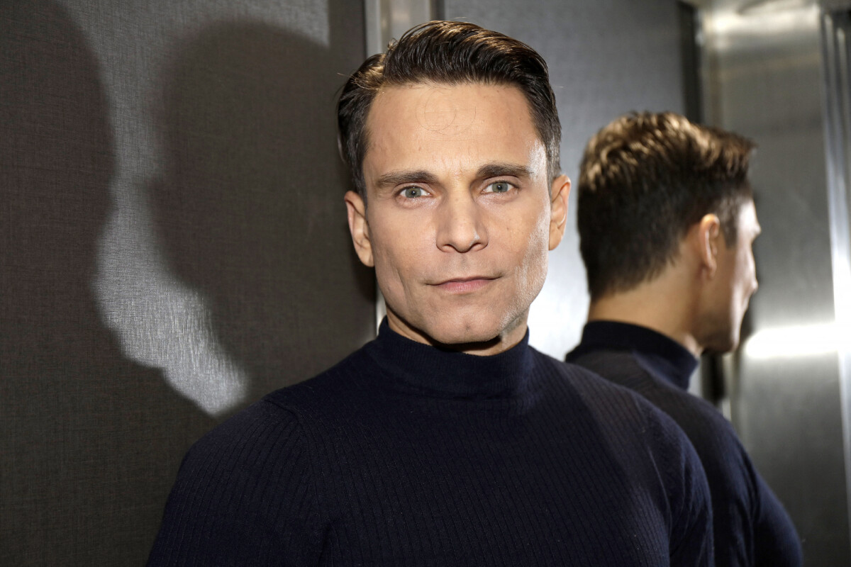 Allan Theo en couple : les fesses à lair, il prône... le partage des  tâches ménagères ! - Purepeople