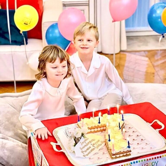 Jacques et Gabriella de Monaco fêtent leurs 7 ans au palais princier, photo relayée sur Instagram le 10 décembre 2021 par leur mère la princesse Charlene.