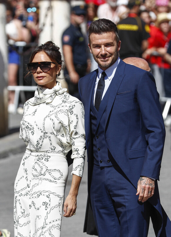 Victoria Beckham et son mari David Beckham arrivent à l'église pour célébrer l'union du footballeur Sergio Ramos et de l'actrice Pilar Rubio à Seville en Espagne, le 15 juin 2019.