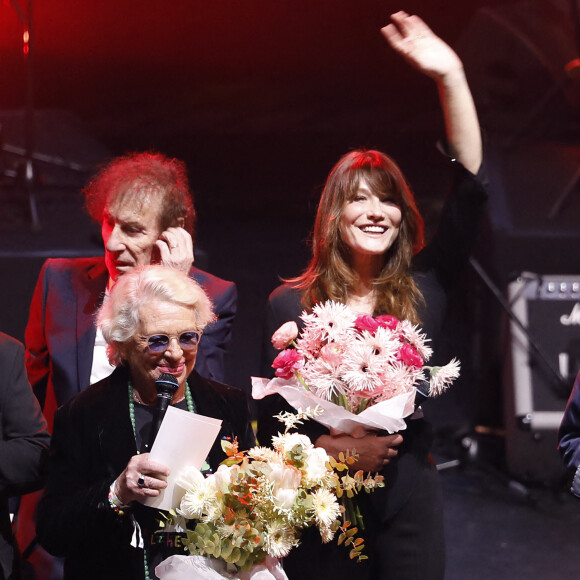 Alain Souchon, Véronique de Villèle, Carla Bruni-Sarkozy - XVème gala pour la Fondation Recherche Alzheimer à l'Olympia à Paris le 14 mars 2022. © Photo Marc Ausset-Lacroix/Bestimage 