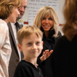 La Première Dame, Brigitte Macron et le ministre de l'Education, Jean-Michel Blanquer lors d'une rencontre avec des enfants ukrainiens scolarisés à l'école primaire Jean-Jacques Rousseau à Epinay-sur-Seine, France, le 15 mars 2022.