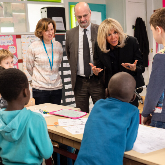 La Première Dame, Brigitte Macron et le ministre de l'Education, Jean-Michel Blanquer lors d'une rencontre avec des enfants ukrainiens scolarisés à l'école primaire Jean-Jacques Rousseau à Epinay-sur-Seine, France, le 15 mars 2022.