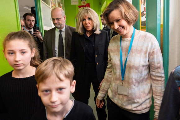 La Première Dame, Brigitte Macron et le ministre de l'Education, Jean-Michel Blanquer lors d'une rencontre avec des enfants ukrainiens scolarisés à l'école primaire Jean-Jacques Rousseau à Epinay-sur-Seine, France, le 15 mars 2022.