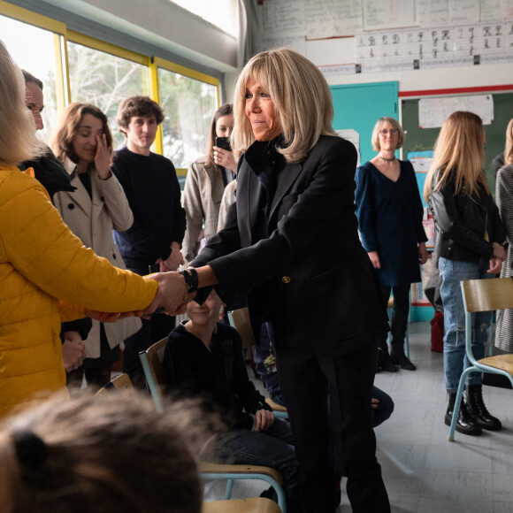 La Première Dame, Brigitte Macron lors d'une rencontre avec des enfants ukrainiens scolarisés à l'école primaire Jean-Jacques Rousseau à Epinay-sur-Seine, France, le 15 mars 2022.