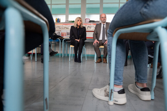 La Première Dame, Brigitte Macron et le ministre de l'Education, Jean-Michel Blanquer lors d'une rencontre avec des enfants ukrainiens scolarisés à l'école primaire Jean-Jacques Rousseau à Epinay-sur-Seine, France, le 15 mars 2022.