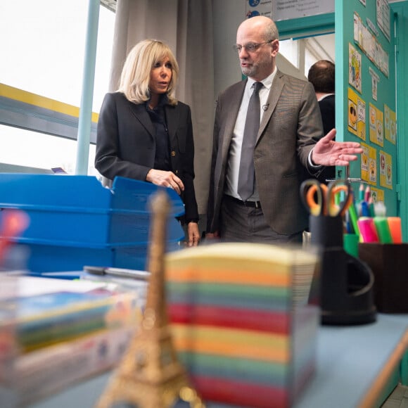 La Première Dame, Brigitte Macron et le ministre de l'Education, Jean-Michel Blanquer lors d'une rencontre avec des enfants ukrainiens scolarisés à l'école primaire Jean-Jacques Rousseau à Epinay-sur-Seine, France, le 15 mars 2022.