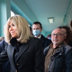 La Première Dame, Brigitte Macron lors d'une rencontre avec des enfants ukrainiens scolarisés à l'école primaire Jean-Jacques Rousseau à Epinay-sur-Seine, France, le 15 mars 2022.