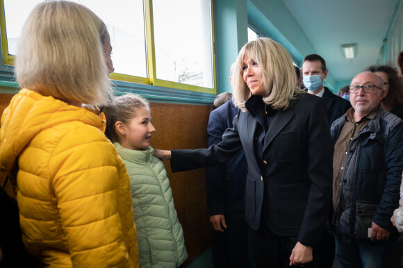 La Première Dame, Brigitte Macron lors d'une rencontre avec des enfants ukrainiens scolarisés à l'école primaire Jean-Jacques Rousseau à Epinay-sur-Seine, France, le 15 mars 2022.