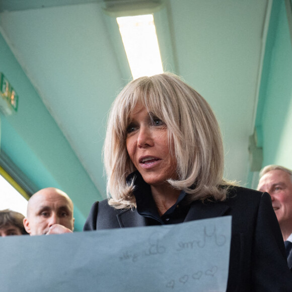 La Première Dame, Brigitte Macron lors d'une rencontre avec des enfants ukrainiens scolarisés à l'école primaire Jean-Jacques Rousseau à Epinay-sur-Seine, France, le 15 mars 2022.