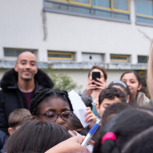La Première Dame, Brigitte Macron lors d'une rencontre avec des enfants ukrainiens scolarisés à l'école primaire Jean-Jacques Rousseau à Epinay-sur-Seine, France, le 15 mars 2022.